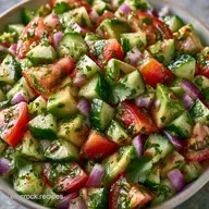 Ensalada de Pepino Tomate y Aguacate con Cilantro Fresco