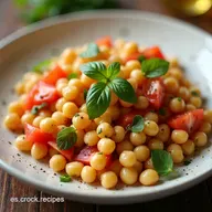 Ensalada de Garbanzos Mediterr&aacute;nea F&aacute;cil y Saludable en 15 Minutos