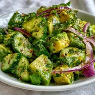Ensalada Saludable de Pepino y Aguacate con Cilantro
