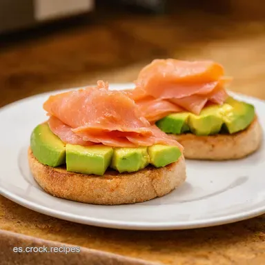 Deliciosas recetas con salm&oacute;n ahumado Tostas con aguacate y m&aacute;s Tarjeta de receta